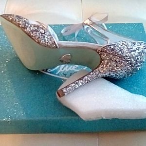 Blue by Betsey Johnson Silver Glitter pumps 7